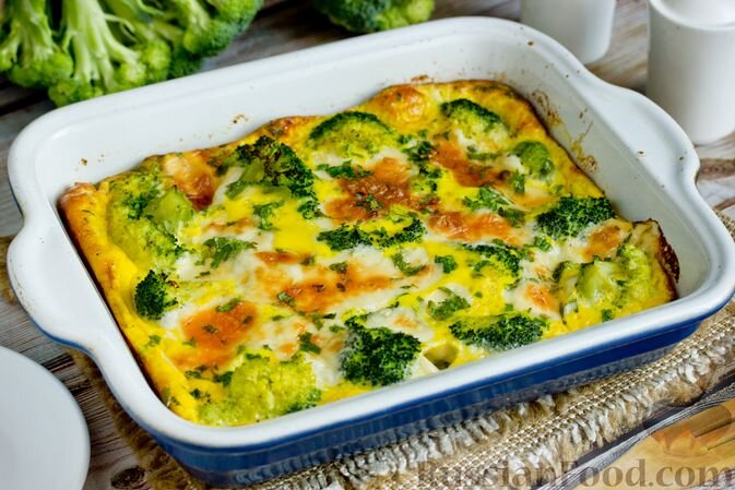 капуста брокколи, яйца, молоко, сыр моцарелла, зелень петрушки, масло подсолнечное, соль, перец чёрный молотый