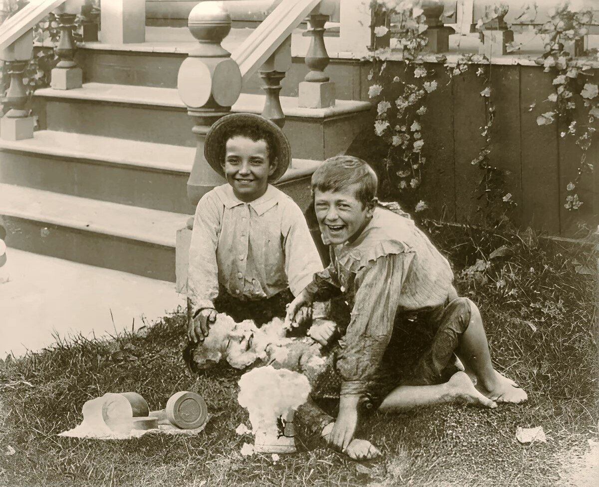 Мальчишки на лужайке мажут друга мылом. США, 19 век.