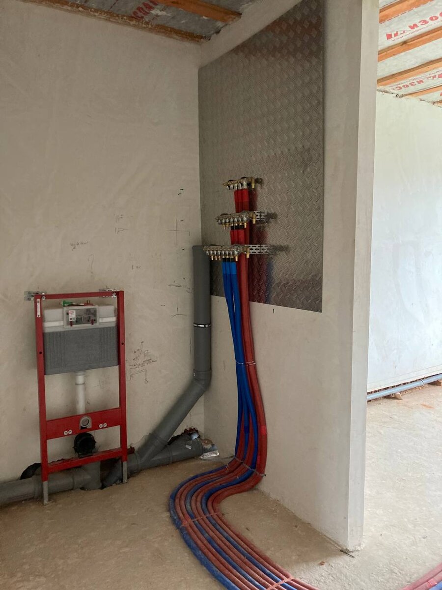 Прежде, чем закрыть коммуникации отделкой, стоит отметить их на схеме или хотя бы сфотографировать стену: так вы будете знать, где проходят каналы, и не повредите их, когда решите повесить полки или закрепить мебель