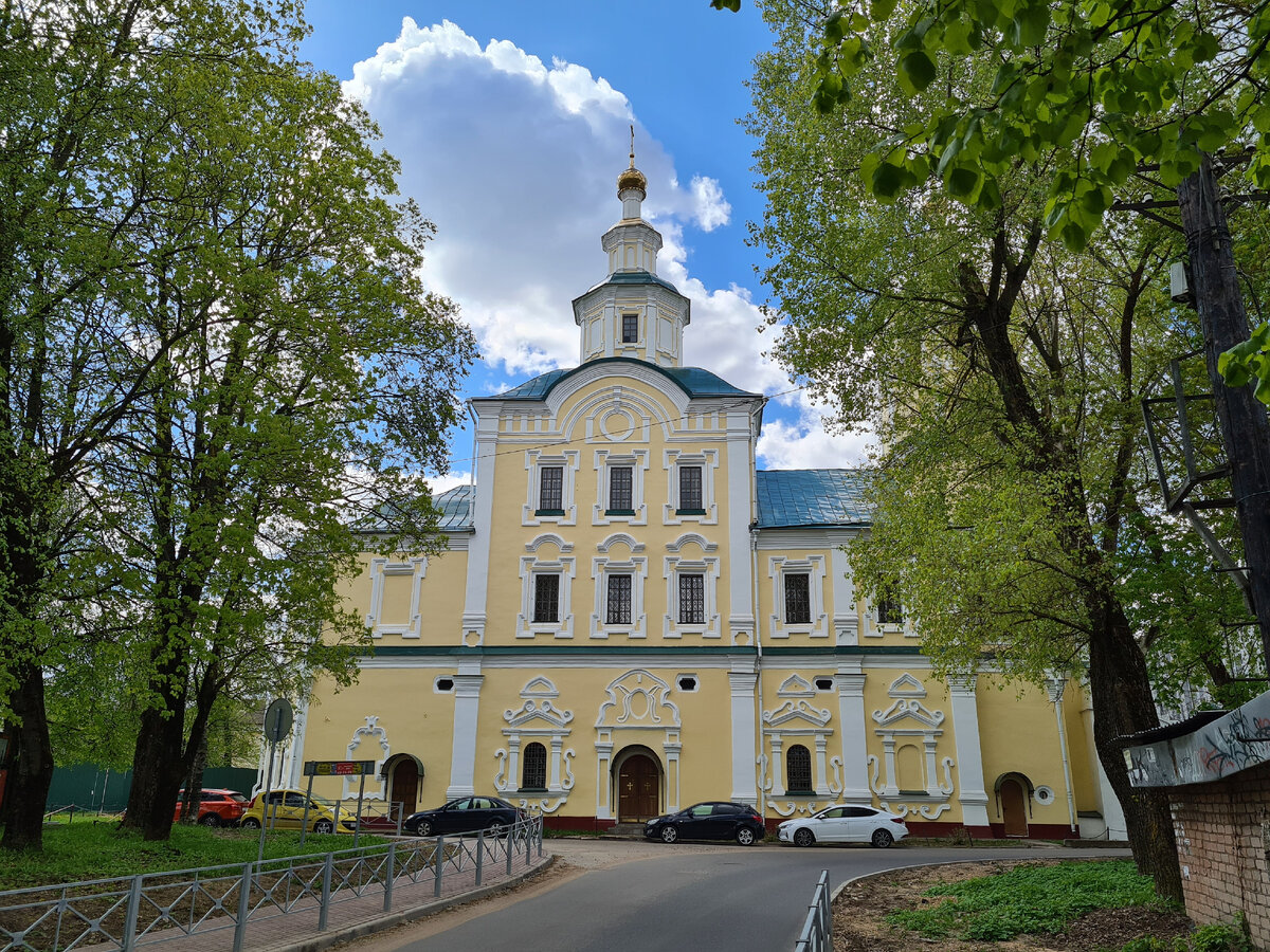 Склонность к продолжительным прогулкам занесла нас в не самую фешенебельную часть Смоленска, далёкую от привычных туристических маршрутов, а если быть точнее на улицу Тимирязева, где среди пустырей,-1-2