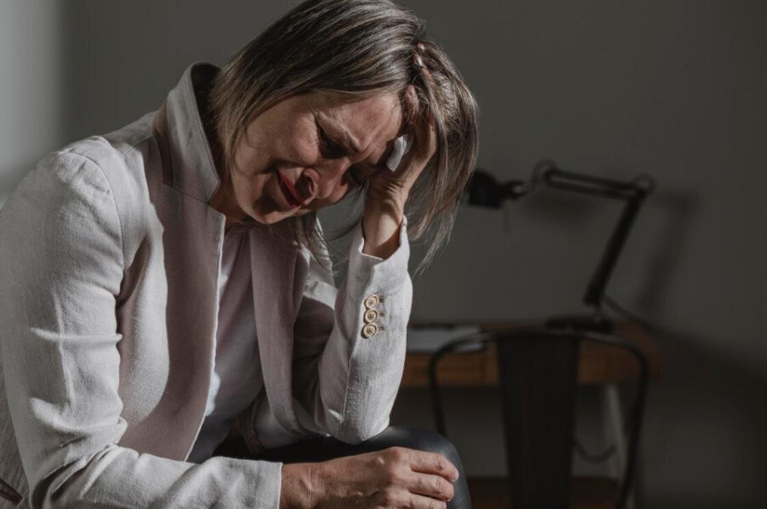    Женщина плачет:Freepik