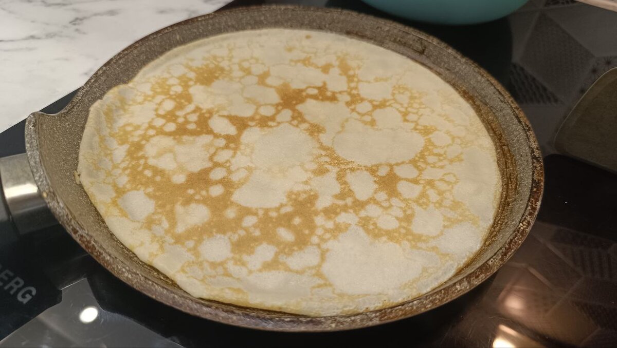 блины на прокисшем молоке. жареные блины. сколько по времени жарить блины. сколько жарятся блины на одной стороне. тесто для печеночных блинов.