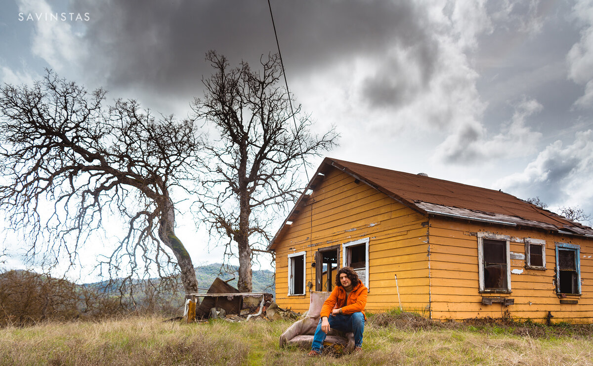 Я и заброшенный дом где-то в Калифорнии