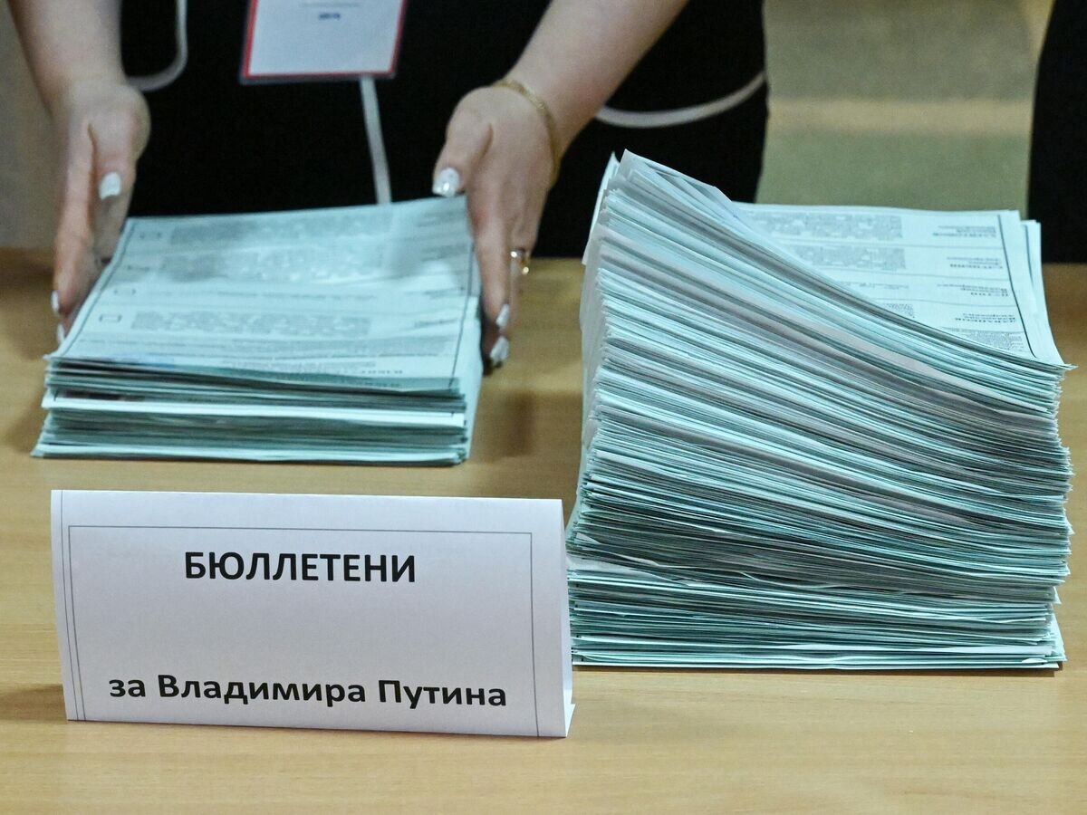    Подсчет бюллетеней за Владимира Путина на выборах президента РФ© РИА Новости / Станислав Красильников