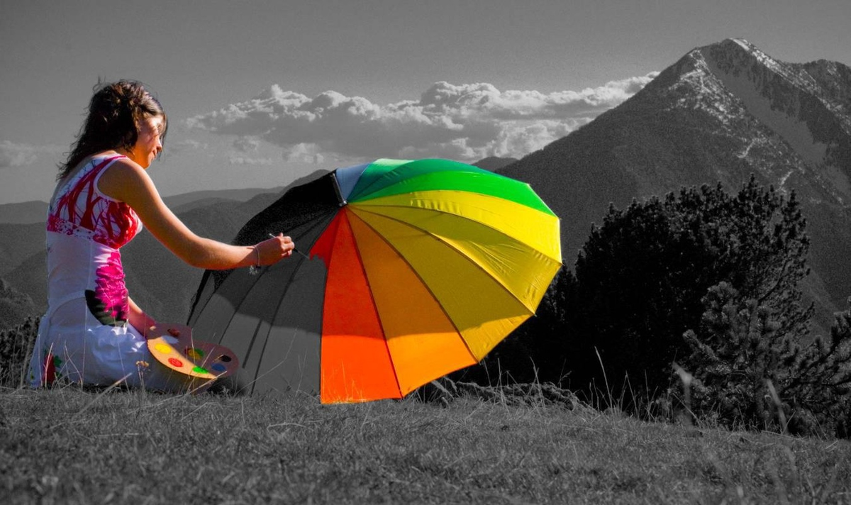 Яркие краски в черно белой фотографии.