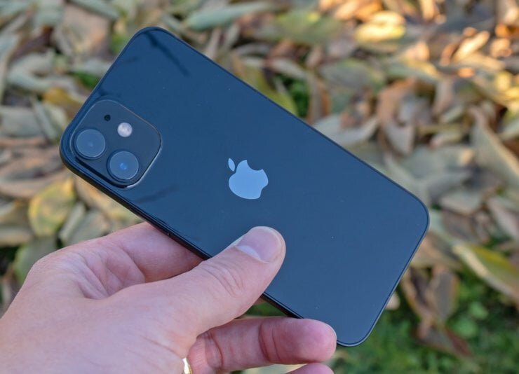    Смартфон весит всего 133 грамма. Изображение: tehnozvezdje.si