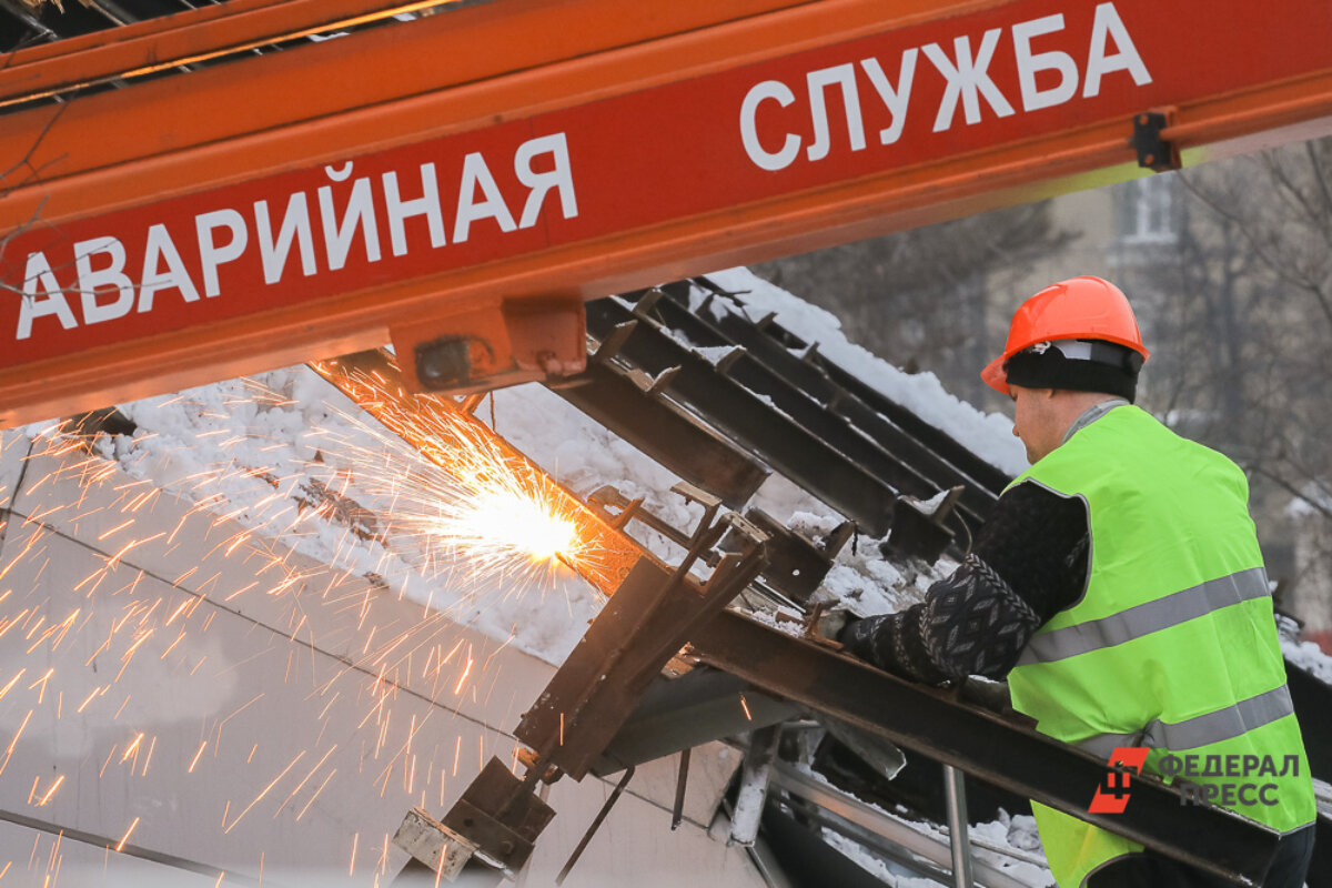 Ситуацию с обрушением фасада дома контролирует мэрия Барнаула.  Фото: ФедералПресс / Виктор Вытольский