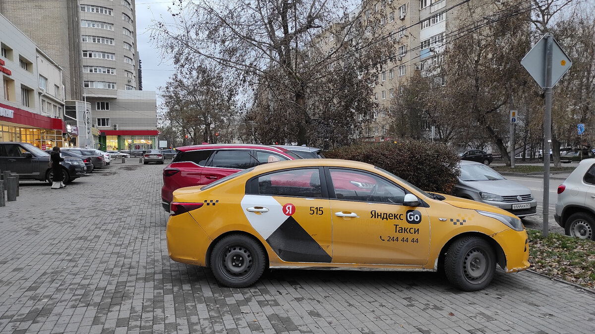 Города разные, а отношение к пассажирам везде одинаковое. Машина такси в Ростове-на-Дону. Фото: Кирилл Полиенко/Polienko: путешествуем вдвоём