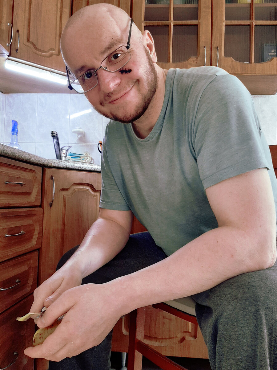 Рома чистит картошку.