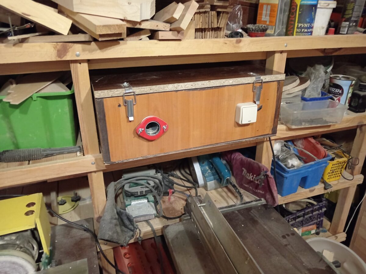 Двухмоторный самодельный пылесос на стеллаже