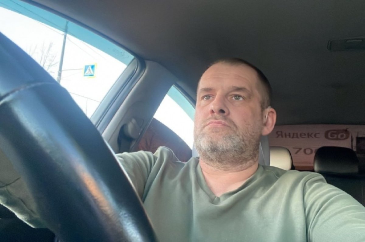    Андрей может читать по губам и понимать язык жестов.