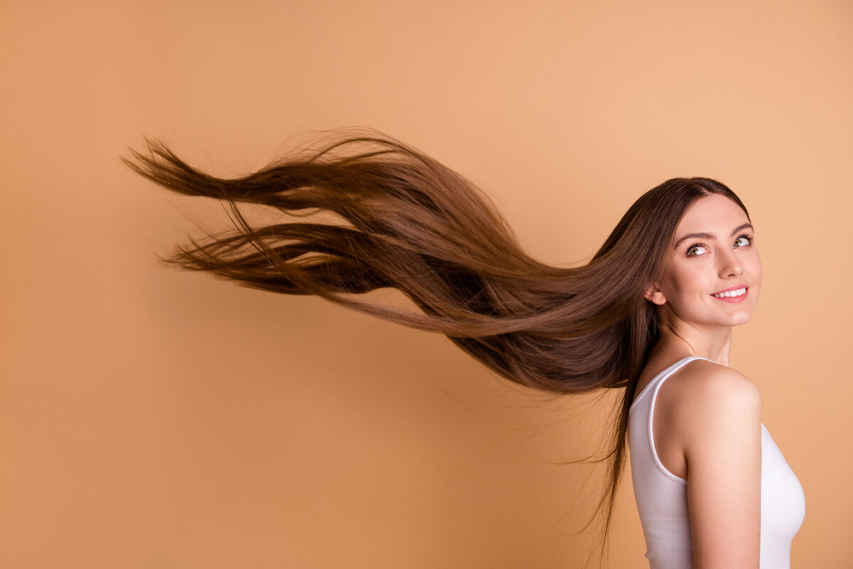 Правда ли, что биотин — секретный ингредиент для красивых и здоровых локонов? Как работает самый популярный нутриент для роста волос — и что происходит, когда его не хватает? Разбираемся вместе!