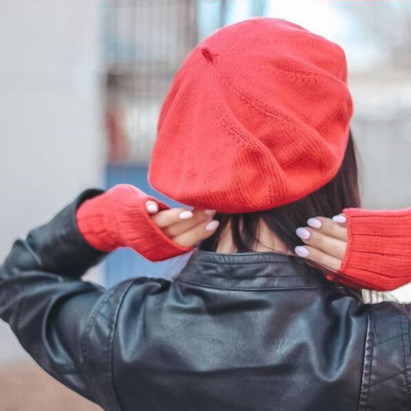    Простой берет спицами   
Источник: Скриншот из видео