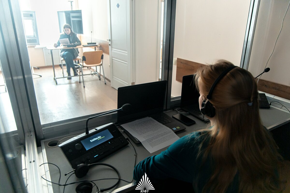 В новом выпуске SFEDU GO об интересных локациях Южного федерального университета рассказываем о Школе синхронного перевода.-4