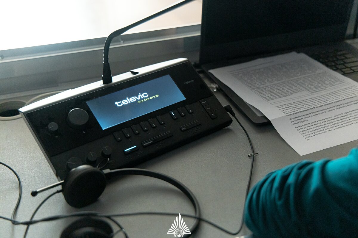 В новом выпуске SFEDU GO об интересных локациях Южного федерального университета рассказываем о Школе синхронного перевода.-5