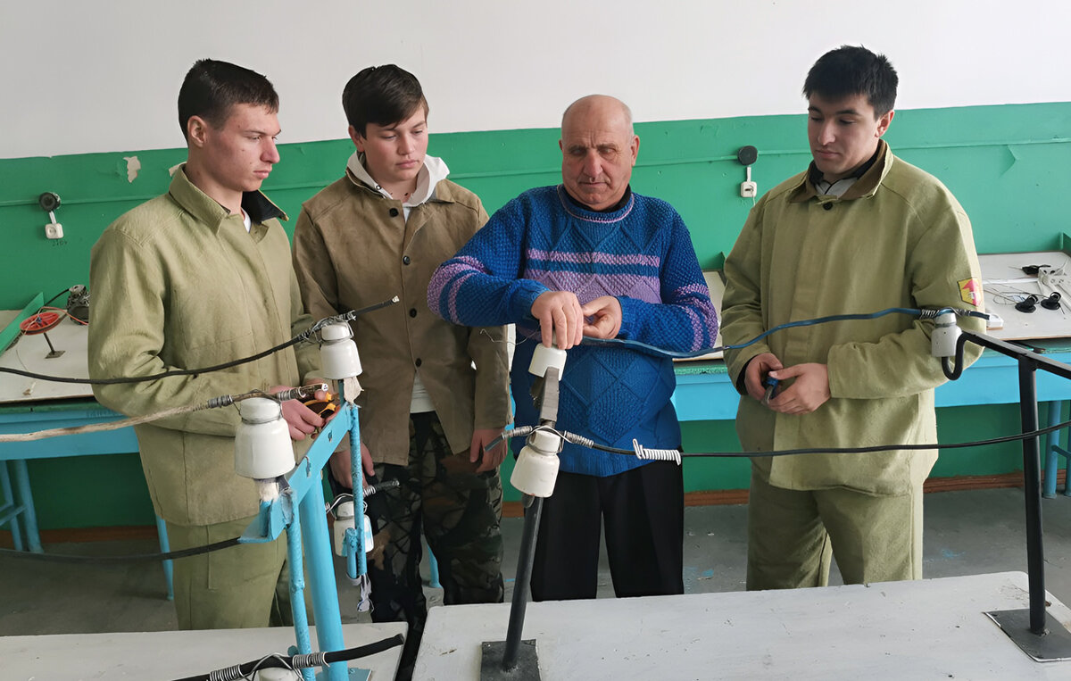 Электрики второго курса с мастером производственного обучения Алексеем Дмитрюковым (в центре). Фото автора.