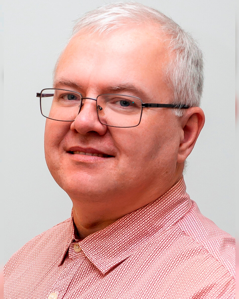 Привет всем с кем знаком лично, с кем только предстоит знакомство представлюсь, меня зовут Сергей, мне 44 года и я работаю специалистом по недвижимости в г. Санкт-Петербурге.

В 2015 году я переехал в г. Санкт-Петербург из г. Астрахань и на личном опыте понимаю каково это решиться на переезд в другой город, где нет ни друзей ни знакомых, да и в принципе отсутствует понимание реальной ситуации жизни. Разность менталитета так или иначе, свой культурный код и много других более или менее заметных вещей. По понятным причинам все эти неопределенности и смена обстановки порождают много вопросов:

Где жить? (район-локация, город или область, съемное или свое жилье);
На что жить? (работа в найм, госслужба или своё дело, а главный вопрос СКОЛЬКО? (100 т.р. в месяц или 1 т.р. в сутки, а может лучше больше?);
Где найти необходимую информацию и что из этого реально полезно?
(сам знаю что на поиски уходит масса времени плюс работа, домашние хлопоты, про отдых не нужно забывать и прочее)
Этот список вопросов может быть очень длинным и нет необходимости углубляться в него, по простой причине что у каждого он свой. Вы молодая семья с детками, или студент поступающий в ВУЗ, или родители решившие отправить своё чадо в самостоятельное плавание в поисках новой жизни, или просто человек ищущий себя, не важно, вариантов тысяча!

В своих публикациях я хочу поделиться с вами актуальной информацией
о жизни нашего города, о ценах на товары и услуги, доступности и качестве жилья, его стоимости и качестве жизни в целом, но обо всем по порядку:

Знакомьтесь, это г. Санкт-Петербург - город федерального значения, он же Питер, он же Петроград, он же Ленинград, кому как нравится. Второй по величине город нашей необъятной Родины. Расположен на северо-западе страны на побережье Финского залива в устье реки Невы. Не официально носит статус культурной столицы России, город Герой, город дождей, город воинских частей, для каждого он свой, но открыт и гостеприимен одинаково для всех!

По официальным данным на сегодняшний день тут проживает 5.6 млн. человек, по неофициальным ближе к 7 млн., лично мне кажется больше;
Средняя заработная плата составляет 60 т.р./мес. при 40 часовой рабочей неделе или 1500 руб./час, соглашусь не так уж и много, но! работы тут хватает всем и всегда, она доступна, её много и работодатели действительно держаться за ответственных сотрудников (люди «с регионов» должны меня понять, тут нет муштры, вы никому не должны больше чем от вас требуется в рамках ваших обязанностей). Работодатели чаще придерживаются политики «SOFT управления» или компромиссное, мягкое, не конфликтное руководство);
Стоимость аренды жилья 25-30 т.р. в месяц за студию оборудованную необходимой мебелью и техникой, в пешей доступности от метро с учетом к/у (есть другие запросы и параметры? в личные сообщения всем отвечу);
Единый проездной билет (трамвай, троллейбус, автобус, метро) на месяц добавит расходов на 4 т.р.;
С продуктами питания у всех своя история, лично мне удобнее завтракать и ужинать дома, а пообедать можно в кафе или столовой, которых тут не скромно много (на одного получается в районе 20 т.р./месяц, это основательный «английский завтрак», комплексный обед и ужин).
Суммарно получается что на сумму средней заработной платы в месяц, вы обеспечены комфортным жильем, полноценным питанием и безлимитным перемещением на транспорте. Множество культурных мероприятий со свободным доступом или минимальной стоимостью посещения, не дадут процессу эволюции остановиться, переживать не стоит из-за этого. Соглашусь, не предел мечтаний, но сейчас речь о закрытии базовых потребностей, без шика, но и без особого напряга я бы сказал.

А ЧТО ПО ОДЕЖДЕ?, РЕСТОРАНЫ?, КИНО?, ТЕАТРЫ?, МАШИНА?, КВАРТИРА В КОНЦЕ КОНЦОВ!?
На эти и другие вопросы принято получать ответы отталкиваясь от обратного, т.е. для начала задать самому себе вопросы: - Чего я хочу? - Что я готов для этого сделать, - Что я могу для этого сделать?

Лично для себя я на эти вопросы уже давно ответил, по этому:

Хочу поделиться с вами своими знаниями и опытом;
Готов быть вашим путеводителем в мире недвижимости;
Не скромно заявляю ВСЁ (что вписывается в рамки законодателя и морали)!
Далее в своих публикациях, попробую показать что недвижимость имеет много обличий: она и работа, и инвестиции, и способ получения ВНЖ в других странах, и то место с которого начинается каждый наш день!

Команда ДомIN, это взгляд на недвижимость с новых ракурсов, качественная аналитика и помощь в реализации пожеланий наших клиентов.

Постараюсь быть максимально конструктивным и обоснованным в своих публикациях и ответах. Буду благодарен обратной связи и конструктивной критике!
С уважением, Сергей К.