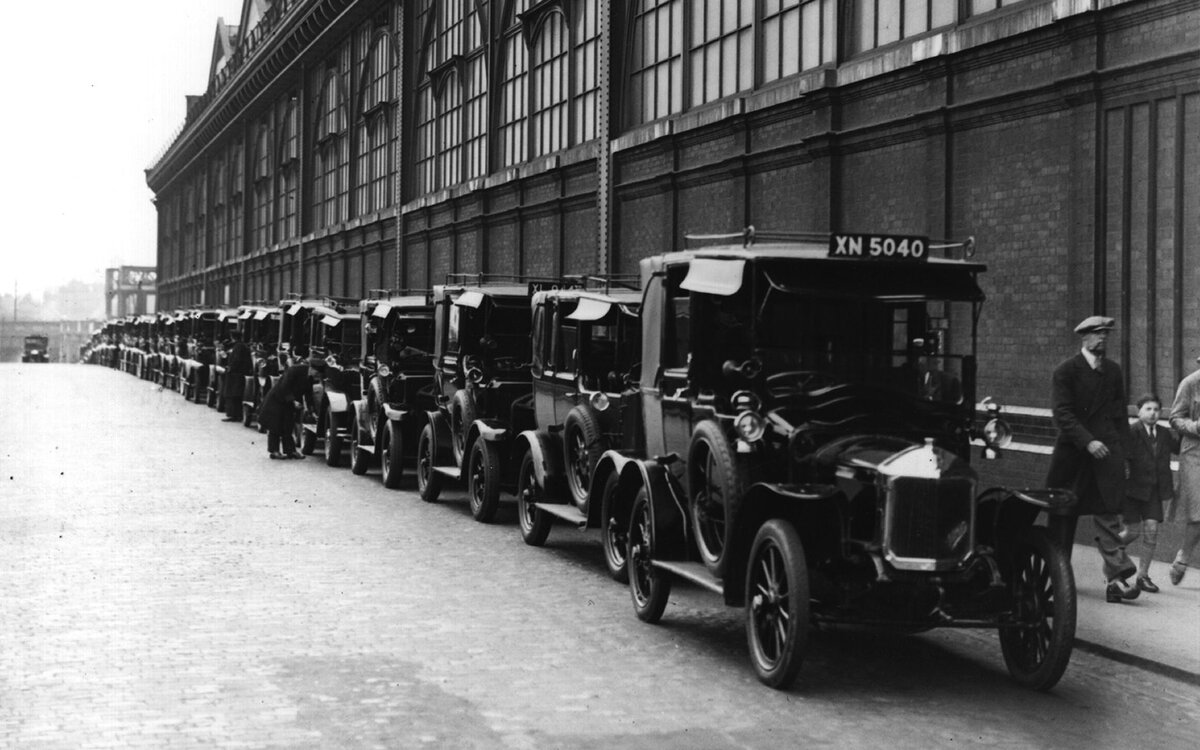 Fox Photos / Getty Images📷Очередь из автомобилей такси в ожидании пассажиров. Лондон, 1931 год