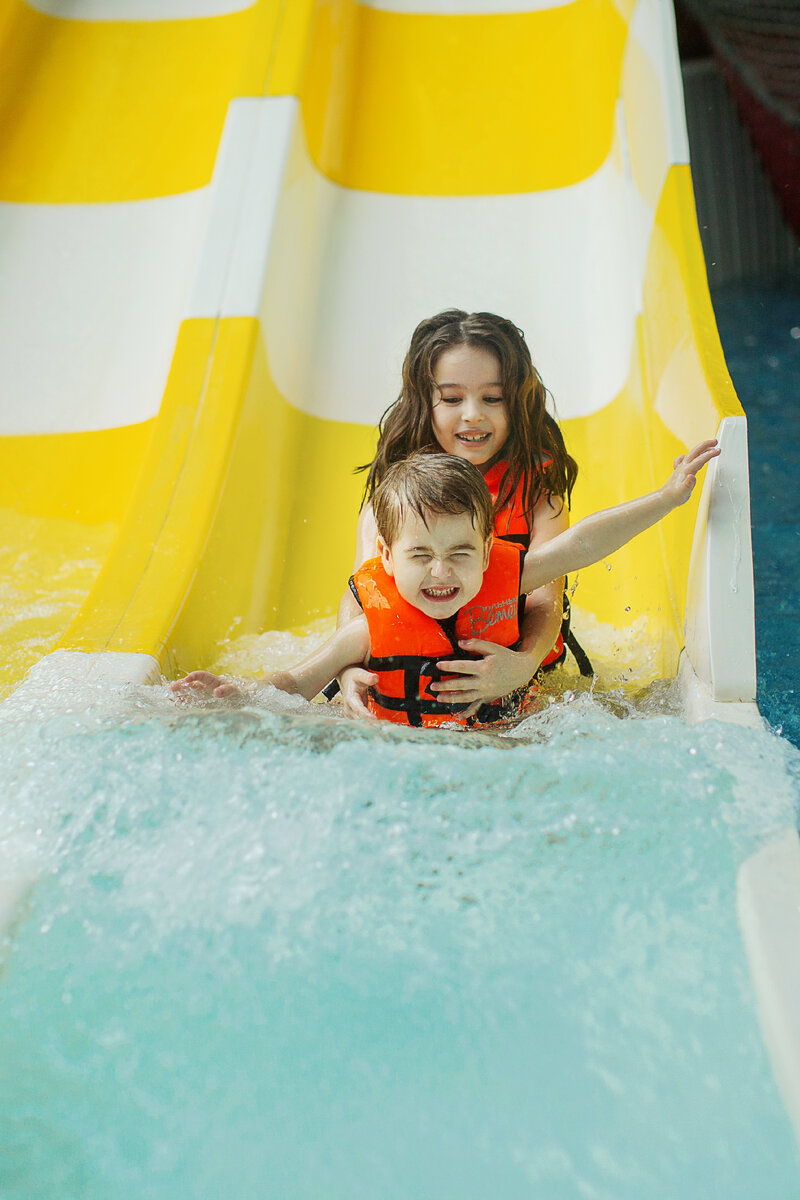  Семейное время: Аквапарк - отличное место для семейного отдыха. Здесь каждый найдет что-то интересное для себя. Дети будут в восторге от детских бассейнов и аттракционов, а родители смогут расслабиться на шезлонгах или прокатиться по водным горкам вместе с детьми. 