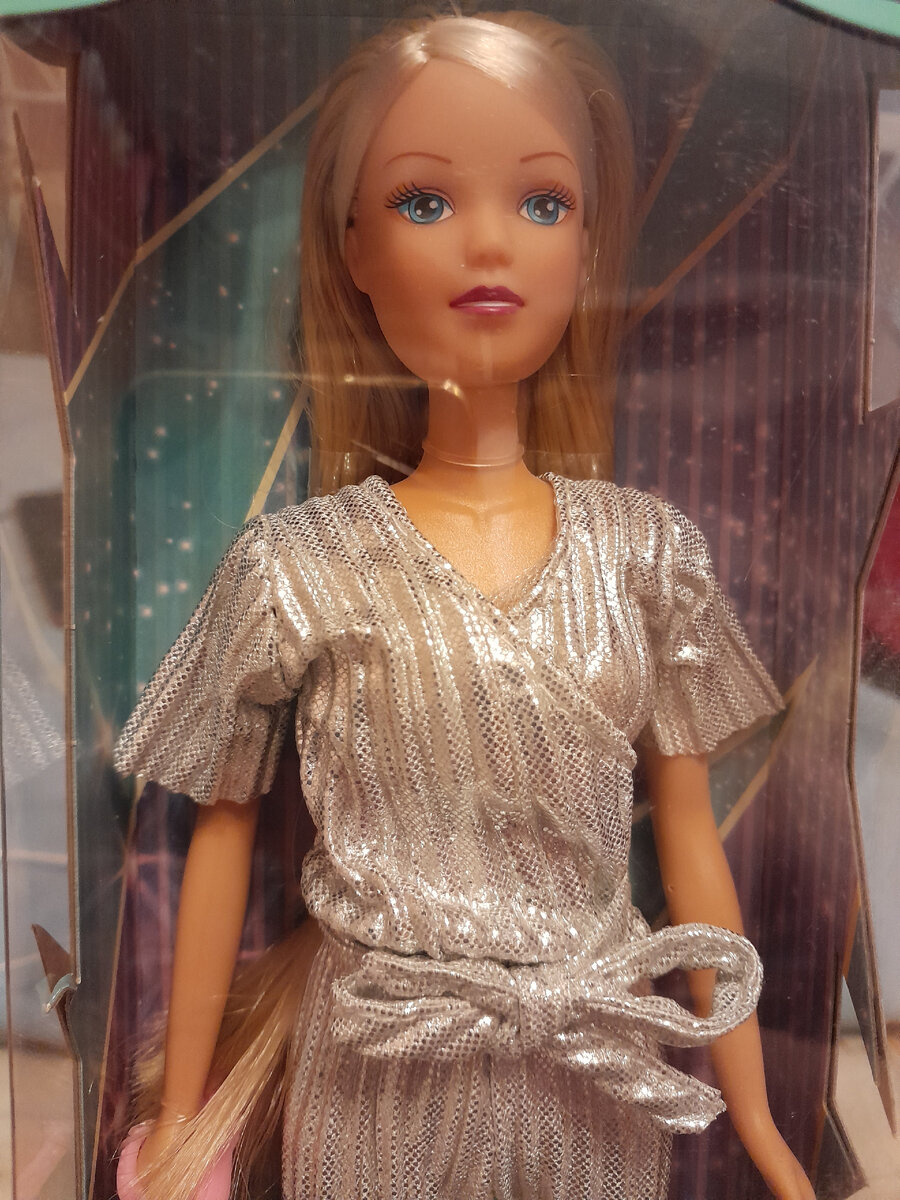Купила куклу ради аутфита, точнее, ради туфелек🙈  Кукла Штеффи в серебристом комбинезоне и розовых туфлях лодочках продавалась по привлекательной цене (637р), к тому же дочки отдали мне двоих Еви в-2
