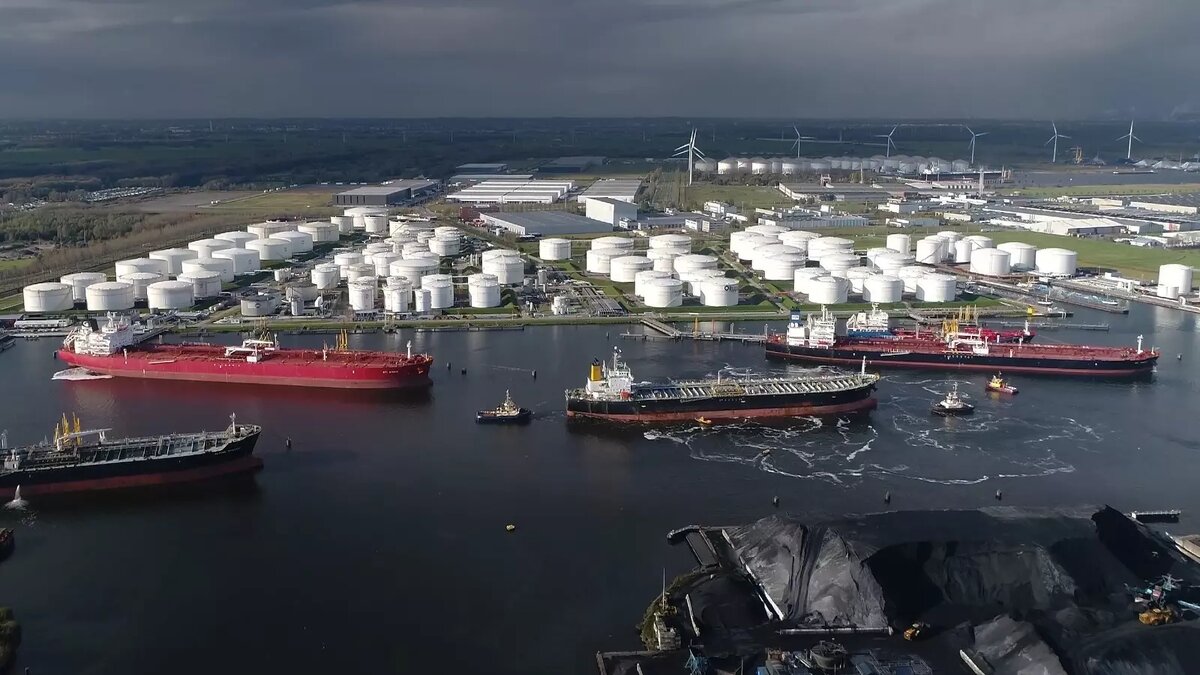     Китай пока пополняет нефтяные запасы, но высокие цены на нефть могут заставить китайские НПЗ перерабатывать и импортировать меньше топлива