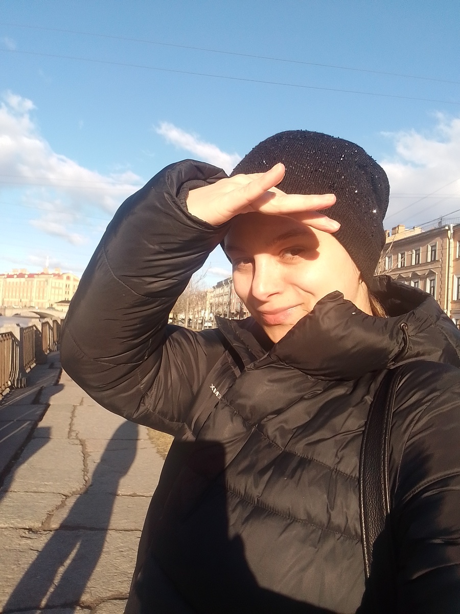 Я Катрин. Мне 37 лет. Живу в питерской коммуналке и плачу ипотеку на вторую комнату. Добро пожаловать на мой канал)