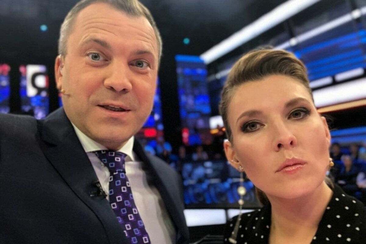 Ведущие ТВ: Ольга Скабеева и Евгений Попов 