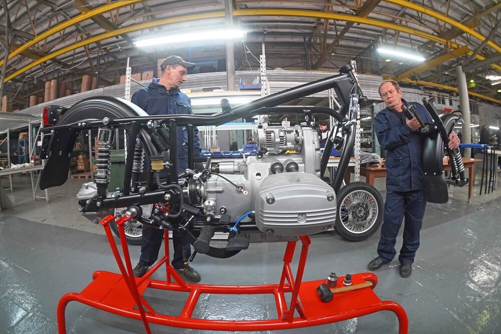    На наших глазах корпус железного коня обрастал деталями, засверкал хромированной сталью. / Татьяна Андреева/РГ