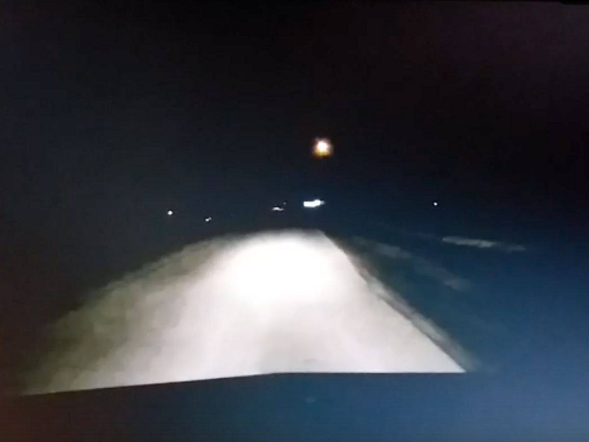    Болид, замеченный в ночном небе жителями Уфы© Кадр камеры видеорегистратора