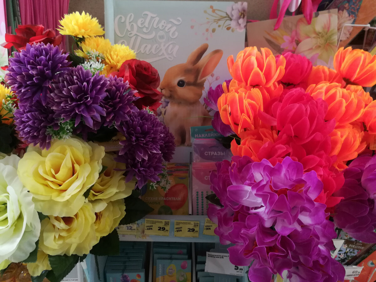 Магнит красочно оформил витрины к празднику Пасхи