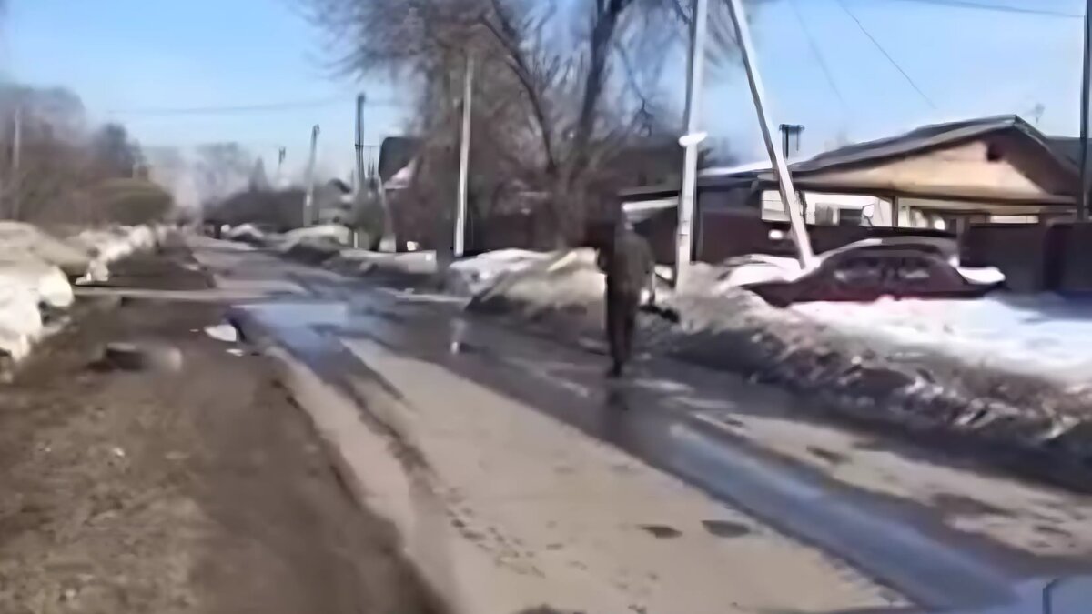     Жители поселка Новое Доскино в Нижнем Новгороде заметили вооруженного мужчину, который ходит по улицам. Им уже заинтересовались в полиции. Об этом NewsNN сообщил источник в правоохранительных органах.