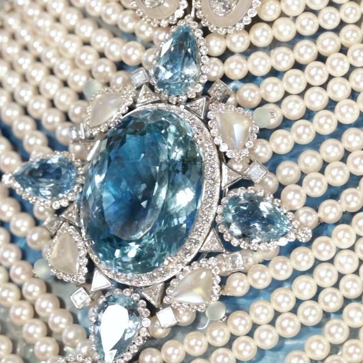 По задумке ювелиров, аквамарин "Санта-Мария" символизирует цвет льда озера Байкал (листайте галерею)