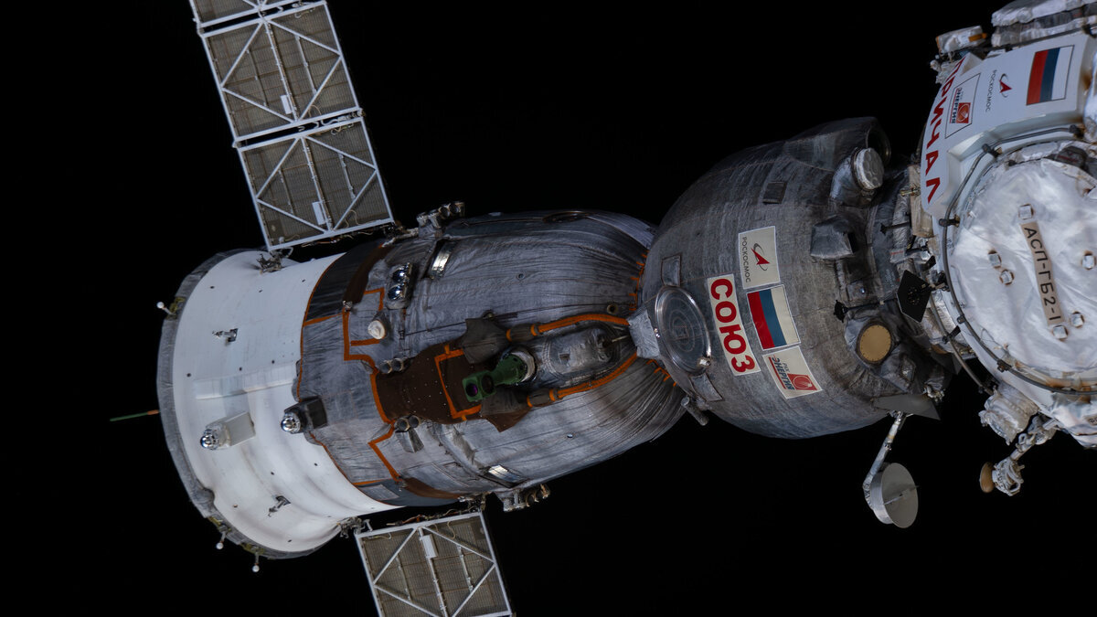Ohrada Sojuz dokuje s modulem Prichal. Fotografie z Yandex.Pictures.