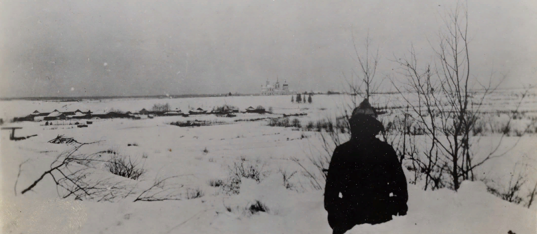 На этой фотографии, сделанной 7 января 1919 года, рядовой Альфред Шак из Цицерона, штат Иллинойс, смотрит через заснеженное пространство на церковь недалеко от Усть-Паденги, Россия, используемую большевистскими войсками в качестве наблюдательного пункта и огневой позиции против войск США. Американские солдаты 339-го полка, известные как “Белые медведи”.