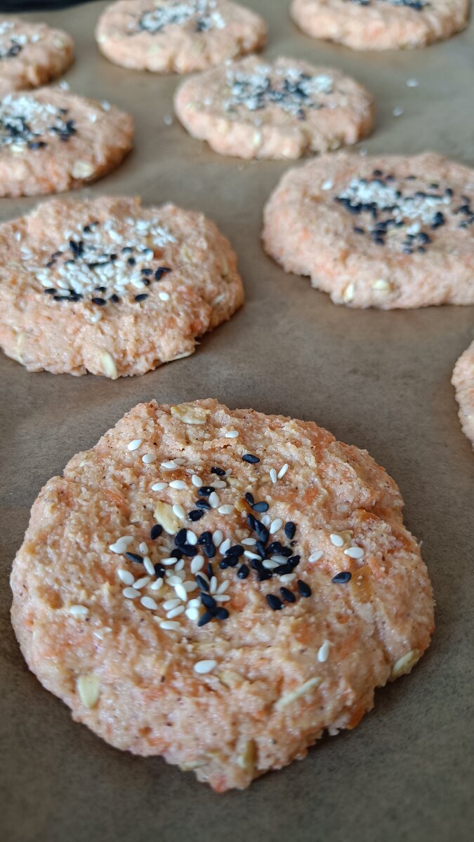 Делайте их потоньше - мм 5-7, чтобы они лучше пропеклись, так как морковь даёт влагу. 