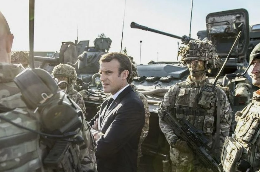 Президент Франции с военными