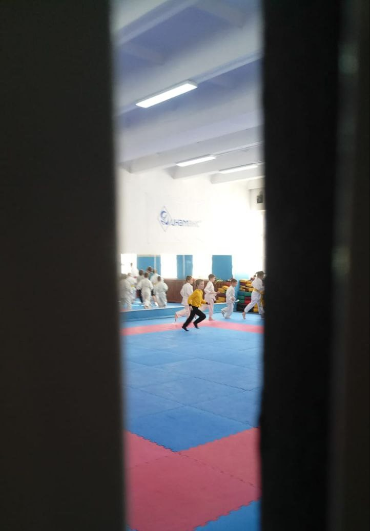 1 занятие) Тайно приоткрыли дверь.