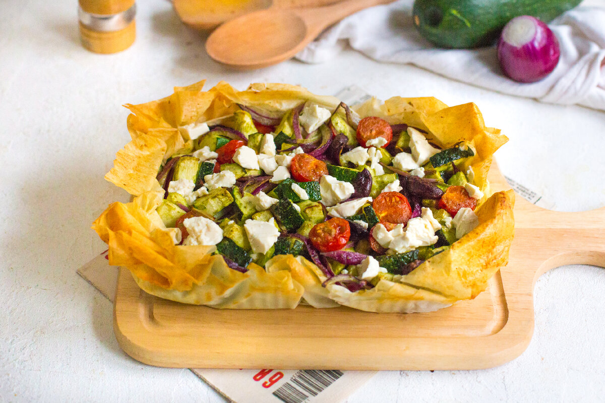 Овощной пирог из теста фило с цукини, тофу и фирменным соусом Песто из кешью