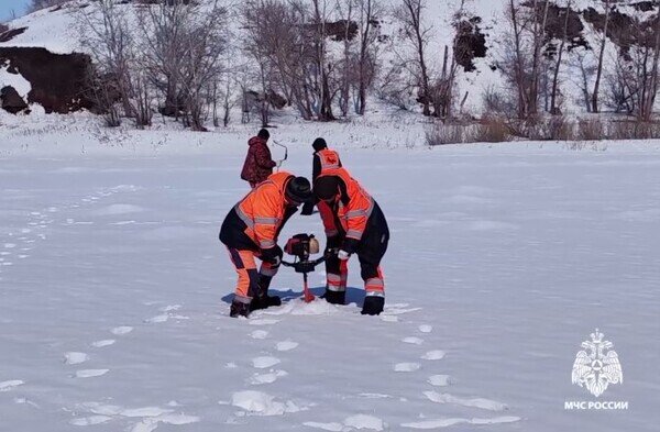    Подготовка к паводку: на реке Урал в Оренбургской области подорвали и распилили лед