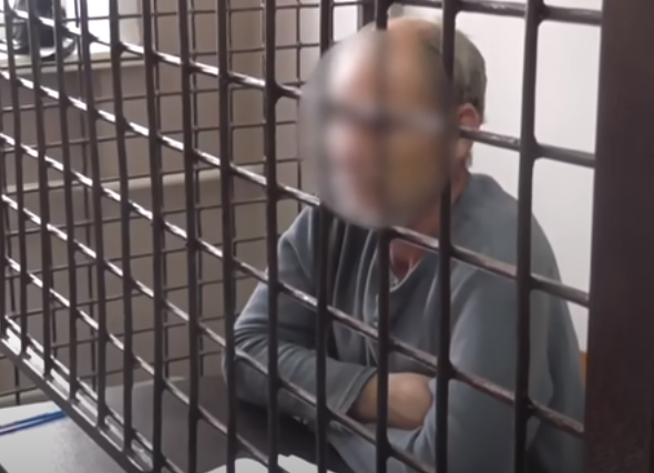 На фото: Виктор Пестерников дает показания