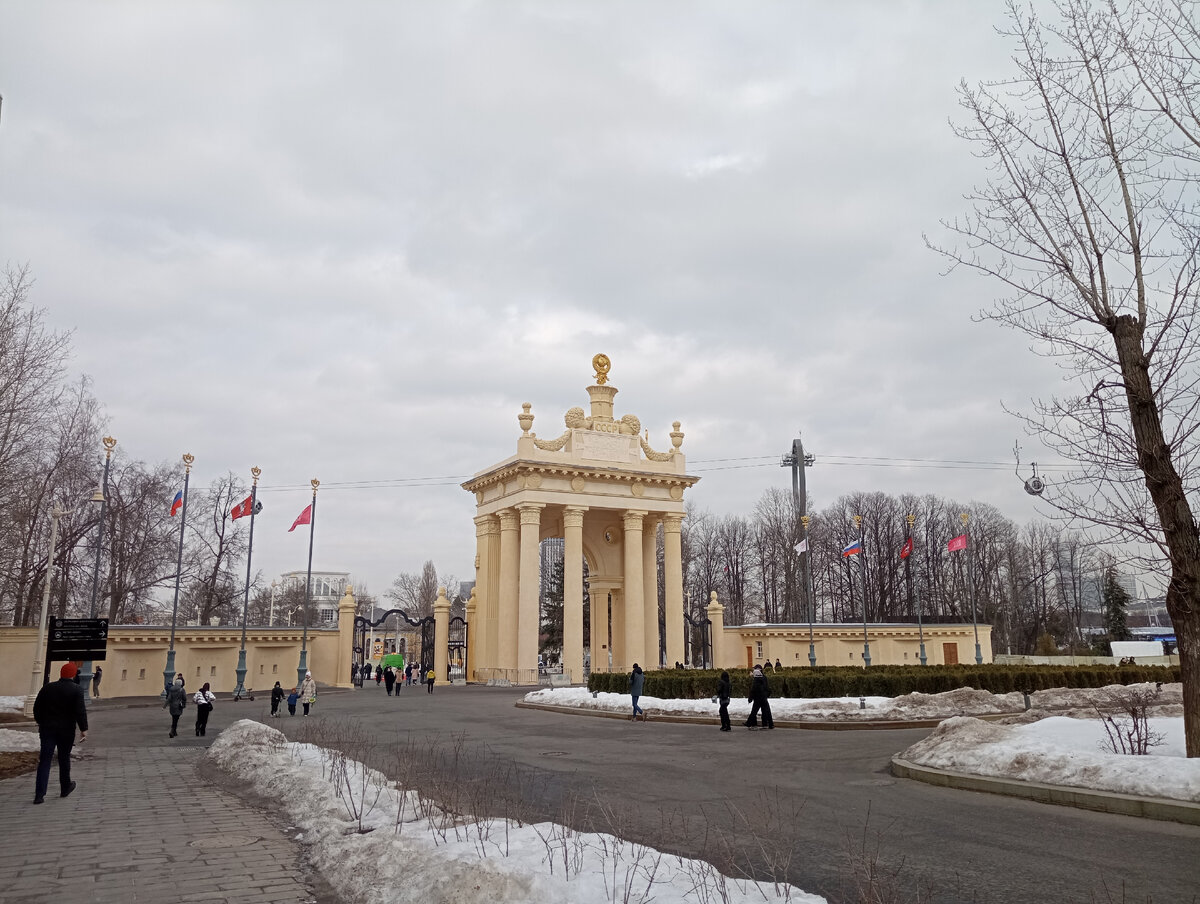 Архитектурное очарование советского периода. К слову, аббревиатура СССР на воротах имеется, если внимательно присмотреться. 