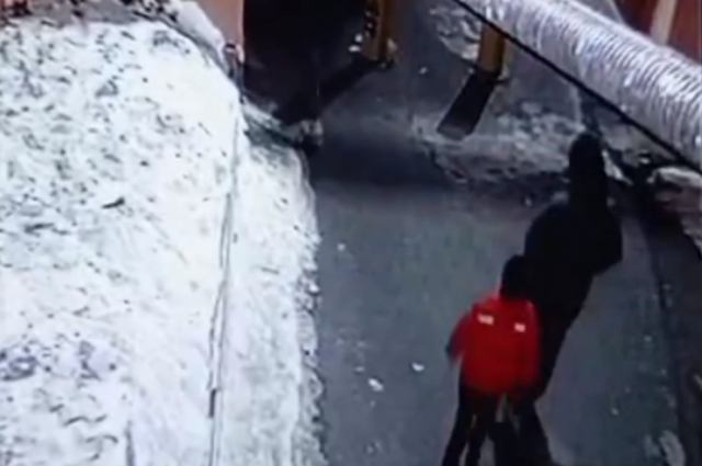    На этом кадре видно, что мужчина идет в арку с ребёнком. Фото: Скриншот