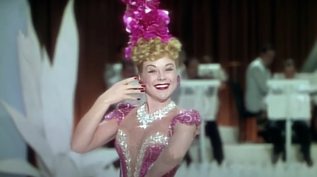 Соня Хени — самая титулованная одиночница в фигурном катании. Три золота Олимпийских игр, десять — на чемпионатах мира и еще шесть — в Европе. Фото Кадр из фильма «Всегда рады», 1945 год. 