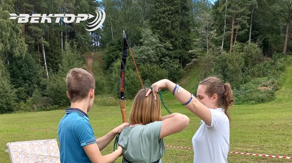 На фото: тренировочный процесс - Шалимова Дарья, тренер клуба стрельбы из лука "Вектор"