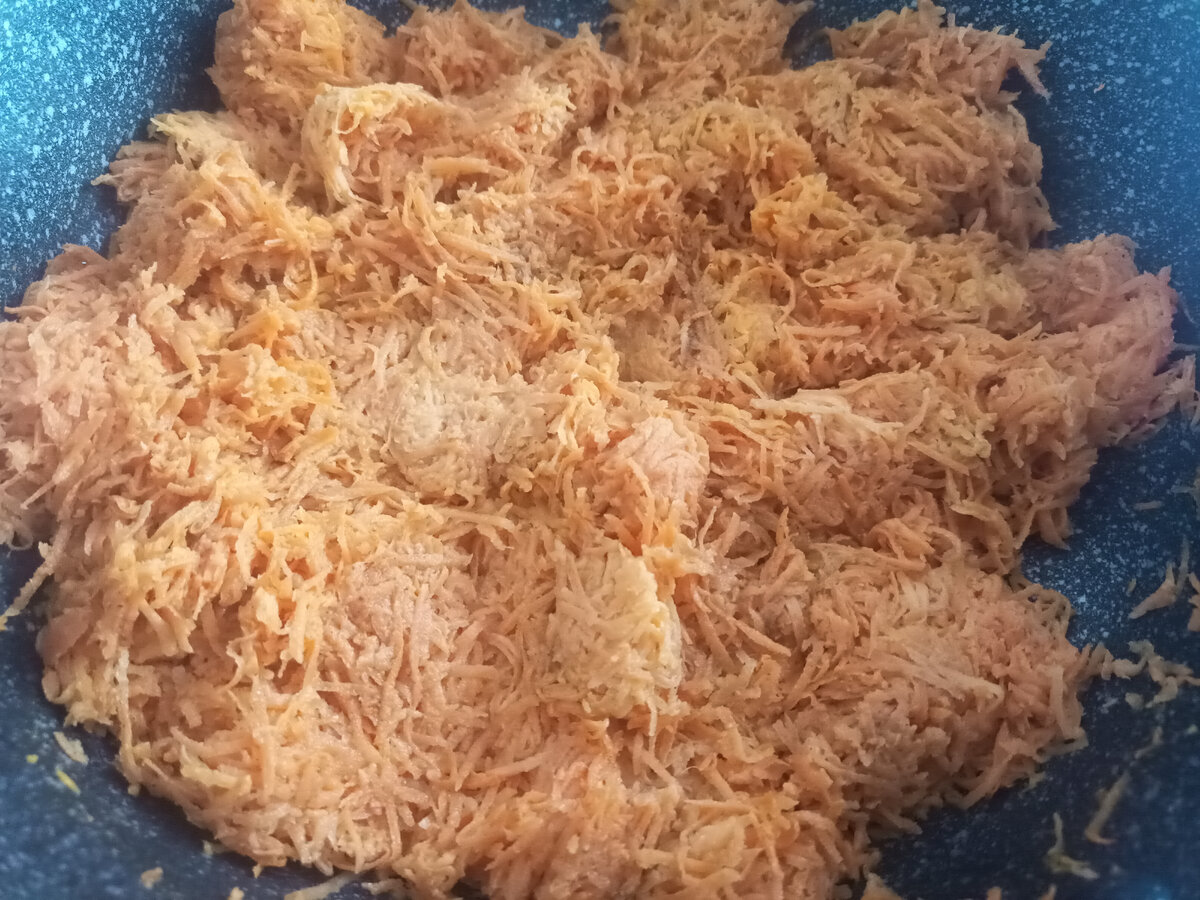 тушим морковь