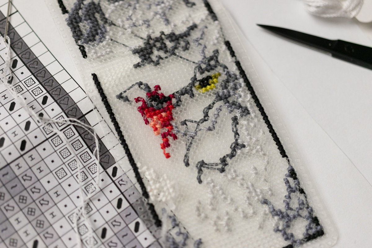 Видны протяжки, крестики-одиночки или маленькие участки получаются кривыми.