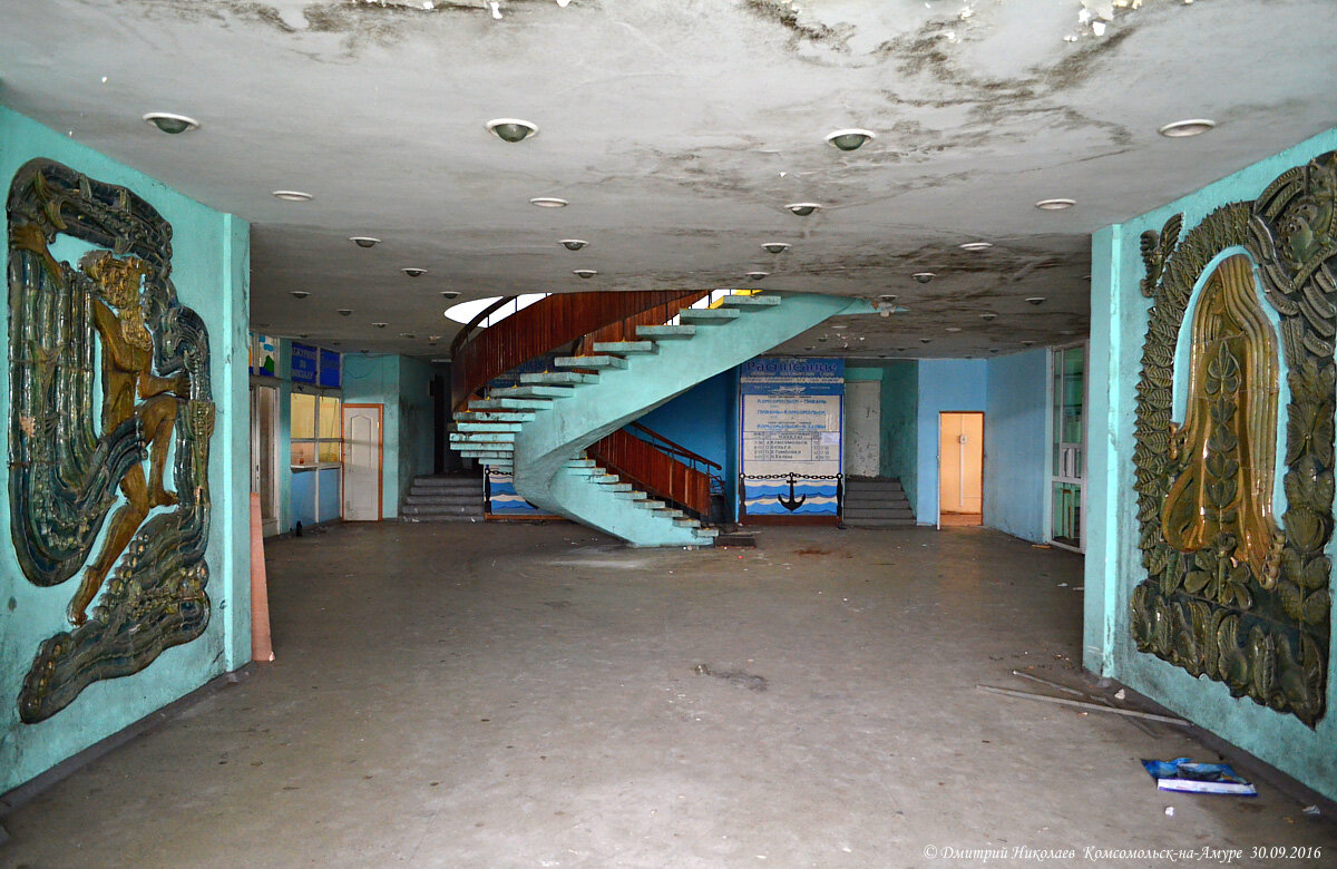 Фойе речного вокзала в сентябре 2016 г. Здание уже закрыто для посетителей