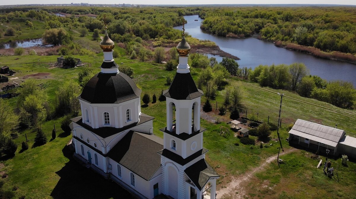 Храм Святой Троицы в хуторе Берёзовка 1-я стоит прямо на берегу реки Бузулук