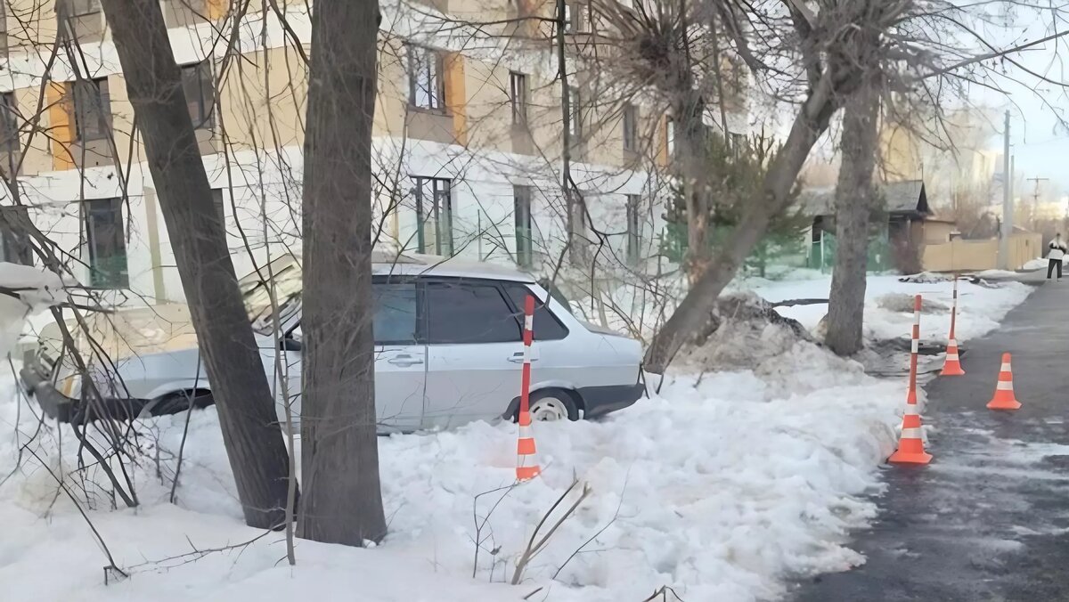     В Тюмени водитель без прав сбил ребенка на тротуаре. Как сообщили в ГИБДД региона, 31-летний автомобилист не справился с управлением, вылетел на тротуар и сбил мальчика.