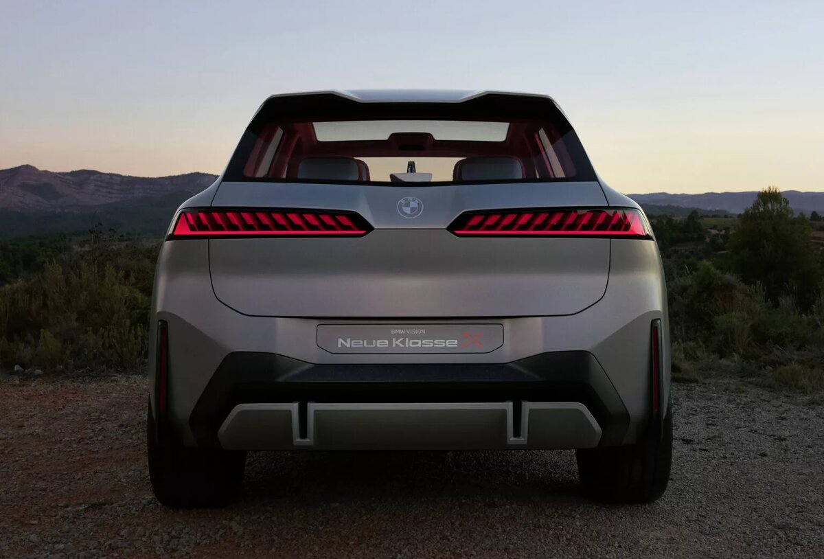 Новый по названию и философии дизайна, BMW Vision Neue Klasse X заменит iX3 в следующем году.-3